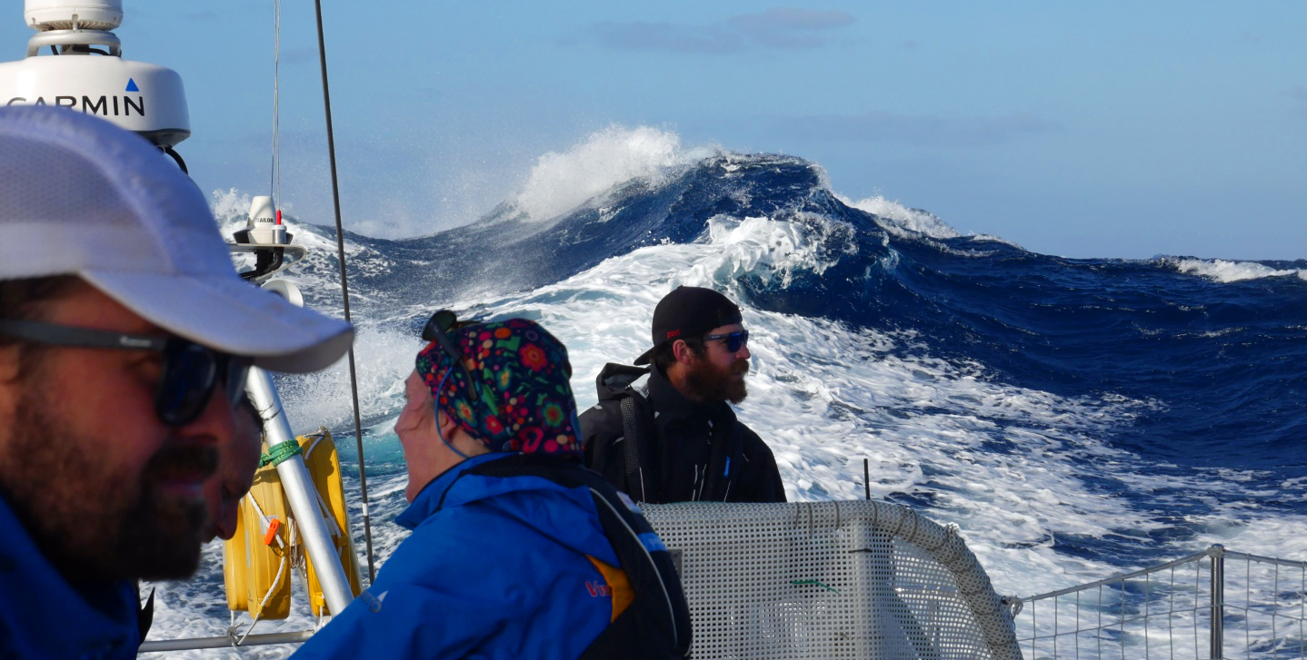 Các thủy thủ đối mặt với thử thách sóng to trong Chặng 1.