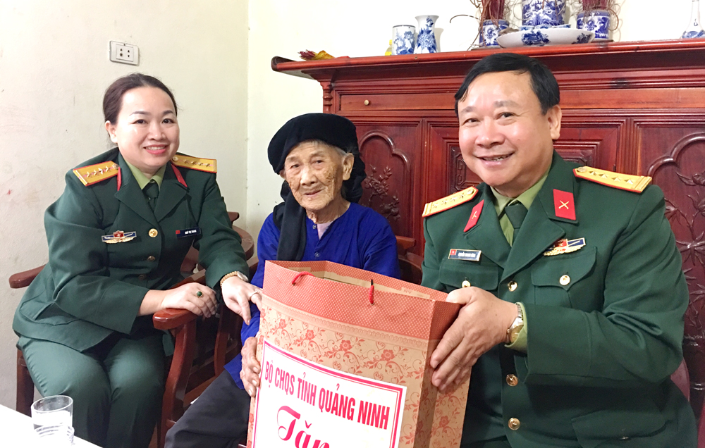Bộ CHQS tỉnh thăm, tặng quà Mẹ Việt Nam Anh hùng Hoàng Thị Nghi (phường Thanh Sơn, TP Uông Bí)