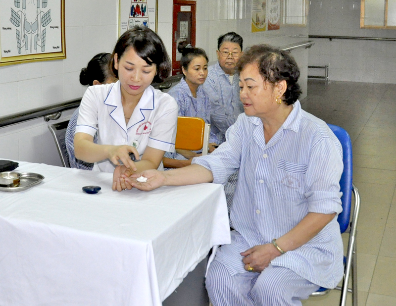 Lấy máu xét nghiệm đường huyết cho bệnh nhân đái tháo đường tại Bệnh viện Đa khoa tỉnh.