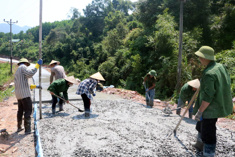 Người dân xã Kỳ Thượng (huyện Hoành Bồ) tham gia làm đường bê tông liên thôn.