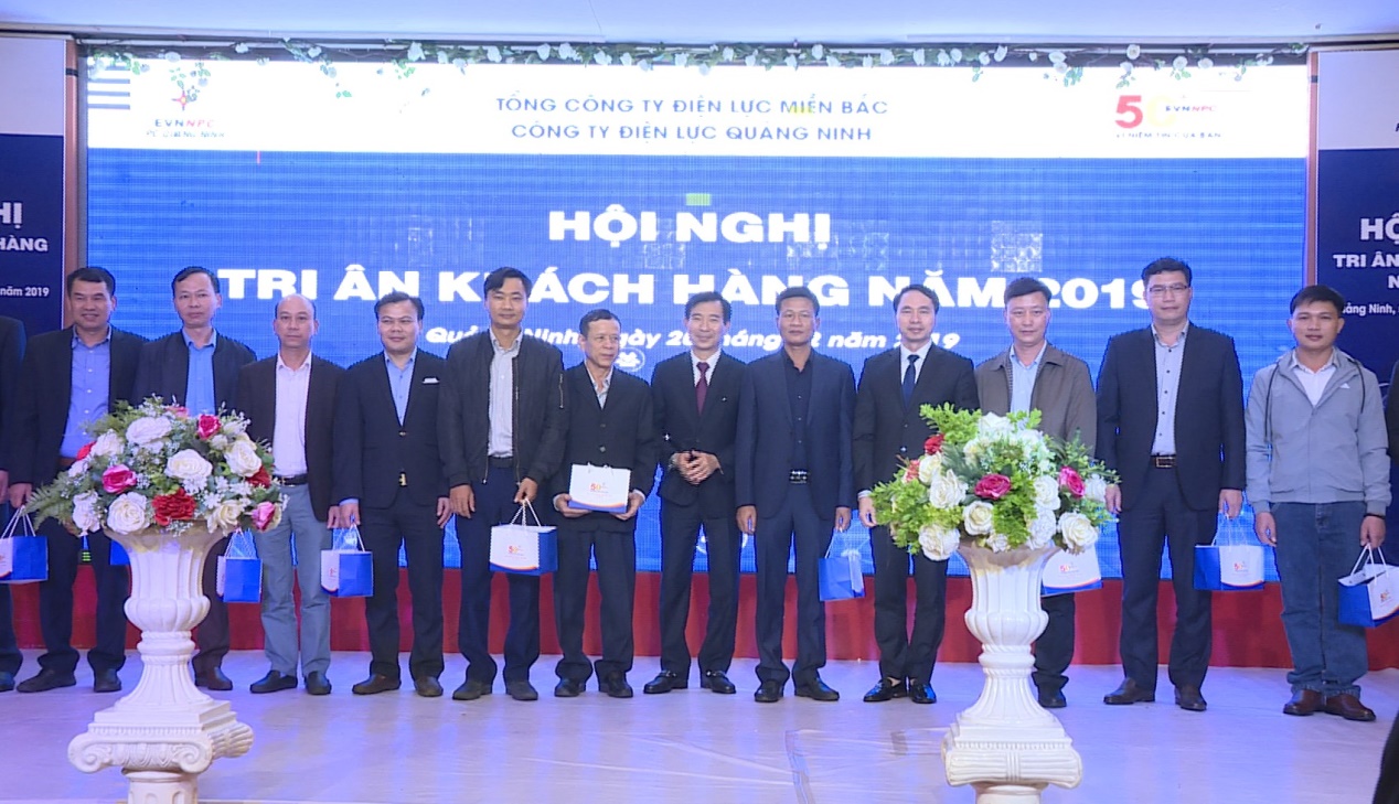 Ông Vũ Đình Tân - PGĐ Công ty Điện lực Quảng Ninh tặng thưởng cho khách hàng tích cực tham gia điều chỉnh phụ tải năm 2019