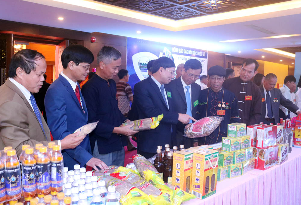 Đồng chí Bí thư Tỉnh ủy Nguyễn Xuân Ký giới thiệu về các sản phẩm OCOP của tỉnh Quảng Ninh cho đại biểu Trung ương bên lề Đại hội DTTS tỉnh Quảng Ninh.