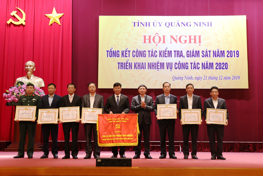 Bí thư Tỉnh ủy, Chủ tịch HĐND tỉnh Nguyễn Xuân Ký tặng Bằng khen 