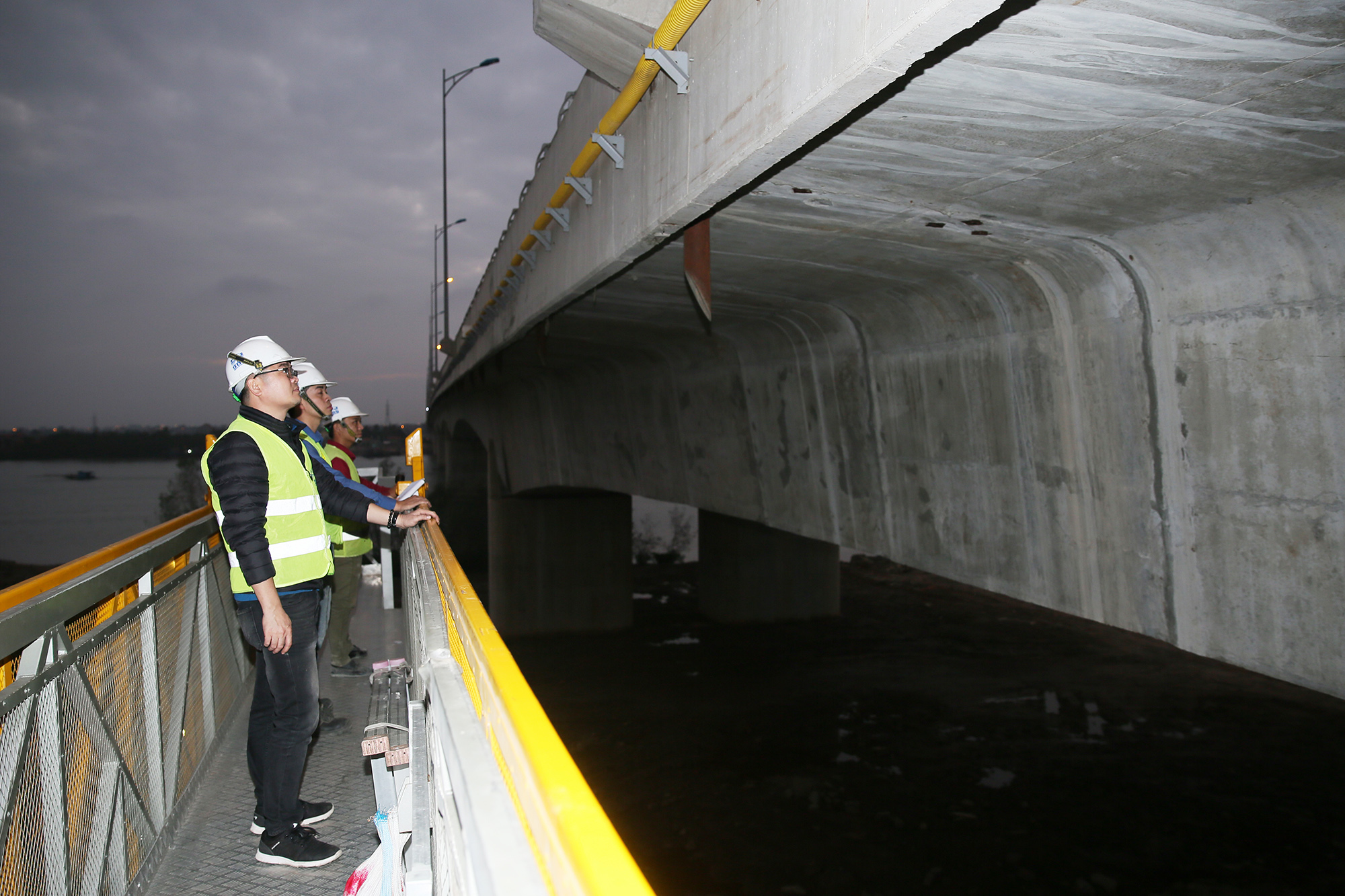 Các kỹ sư, chuyên gia của Công ty CP Xây dựng và Thương mại 909 giám sát quá trình hoạt động của các công trình trên cao tốc.