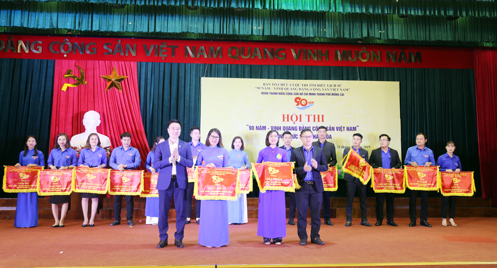 Đồng chí Hoàng Văn Hải, Phó Bí thư Tỉnh Đoàn Quảng Ninh cùng BTC trao giải nhất cho 2 đội thi: xã