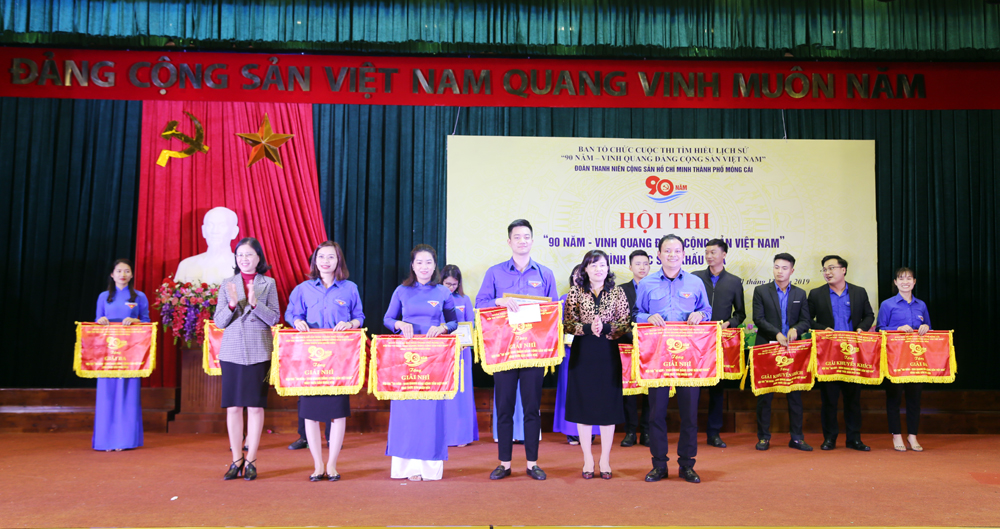 Lãnh đạo TP Móng Cái trao giải nhì cho 4 đội: Xã 