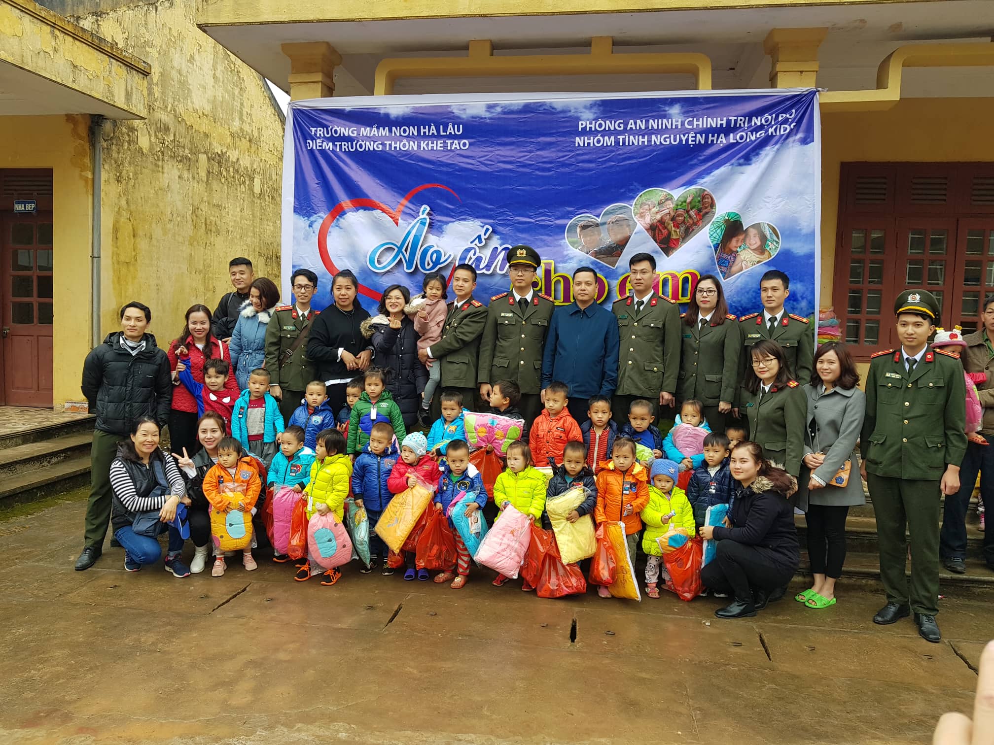 Đoàn thiện nguyện trao áo ấm cho các em nhỏ vùng cao xã Hà Lâu