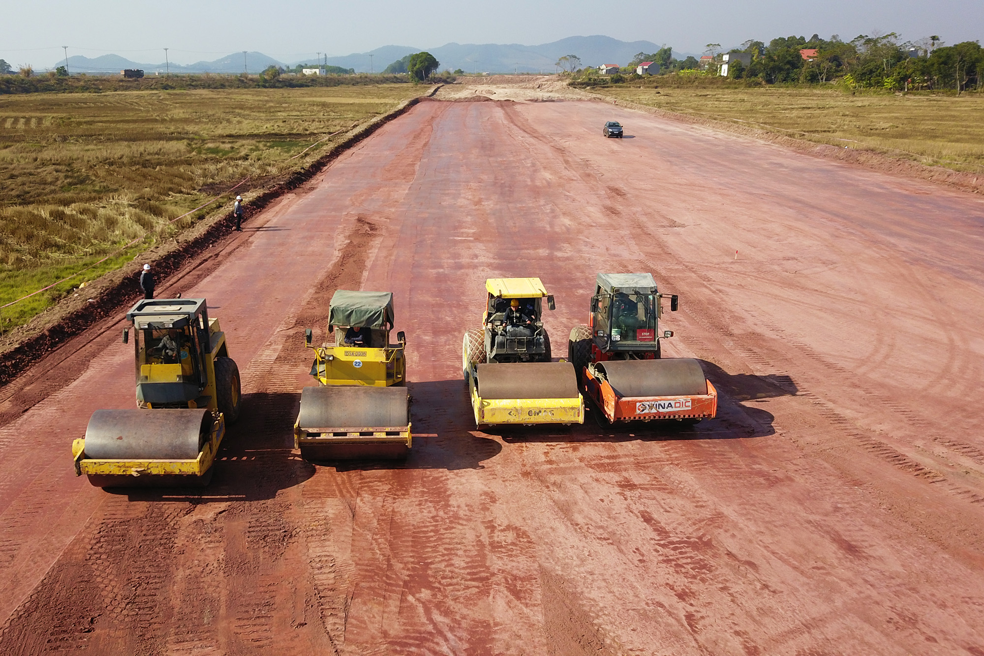 Thi công nền đường K95 cao tốc Vân Đồn - Móng Cái đoạn qua địa bàn huyện Tiên Yên. Ảnh chụp tháng 12/2019.