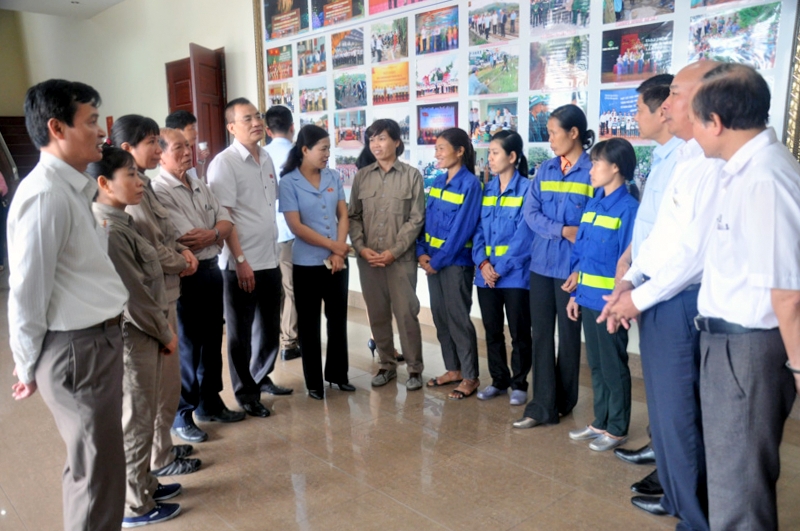 Các đồng chí trong Đoàn ĐBQH tỉnh Quảng Ninh gặp gỡ, tiếp xúc 