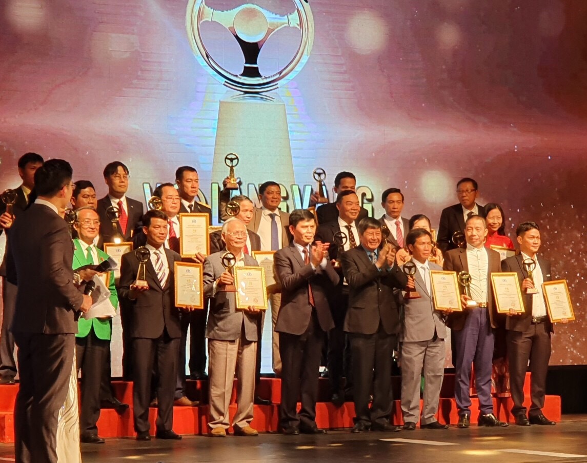 Thứ trưởng Bộ GTVT Lê Anh Tuấn và Phó Chủ tịch Thường trực Tổng Liên đoàn Lao động Việt Nam Trần Thanh Hải trao Ggiải thưởng “Vô lăng vàng” cho 19 doanh nghiệp đoạt giải.