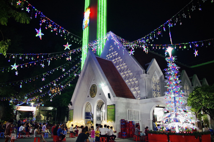 Nhà thờ Giáo xứ Đức Mẹ Hằng Cứu Giúp còn gọi là nhà thờ Kỳ Đồng (đường Kỳ Đồng, quận 3) cũng đã hoàn thiện phần trang trí cho lễ Giáng sinh. 