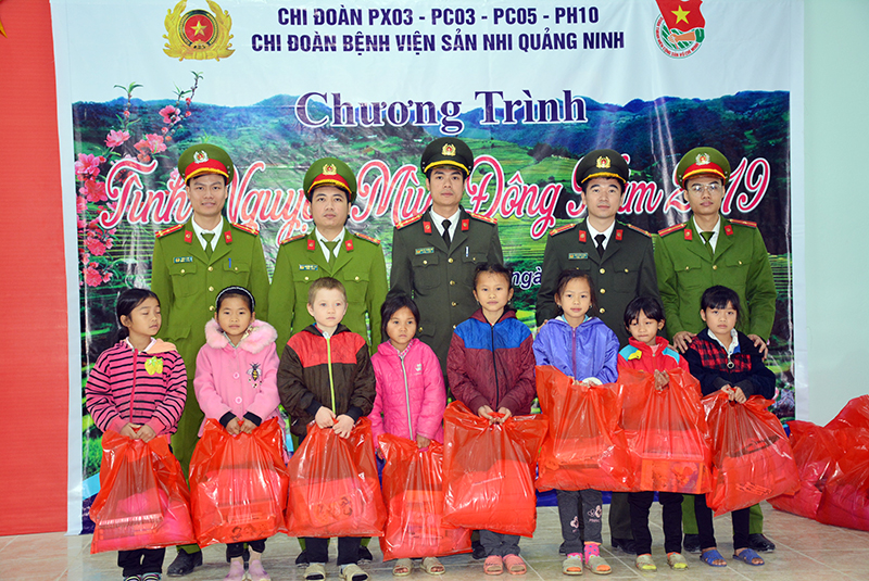 Đoàn tình nguyện tặng quà các em nhỏ có hoàn cảnh khó khăn vươn lên trong học tập tại xã Tình Húc, huyện Bình Liêu.