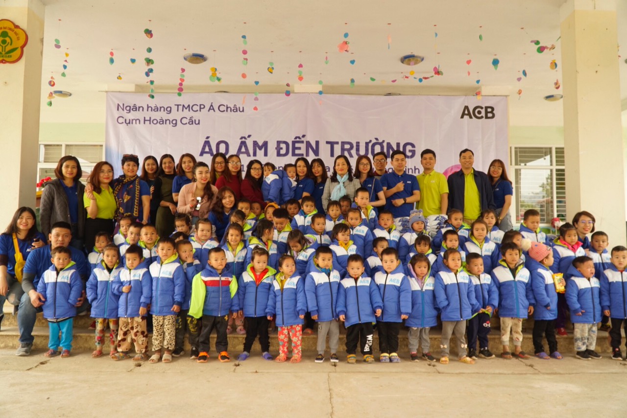 Ngân hàng thương mại CP Á Châu Cụm Hoàng Cầu, TP Hà Nội trao tặng 365 áo ấm cho các em học sinh tại Trường Mầm non Thanh Sơn, xã Thanh Sơn, huyện Ba Chẽ. (Ảnh: Ngọc Lợi, TT-VH huyện Ba Chẽ)