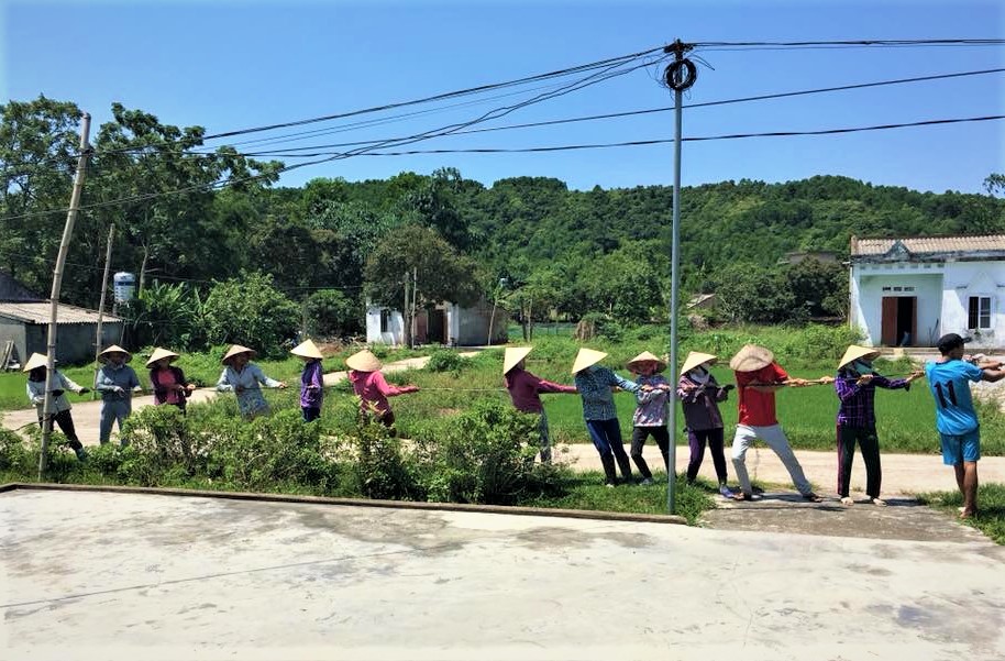 Người dân thôn Đông Hà, xã Tân Lập, huyện Đầm Hà chung tay, góp sức để kéo đường điện về với thôn. 