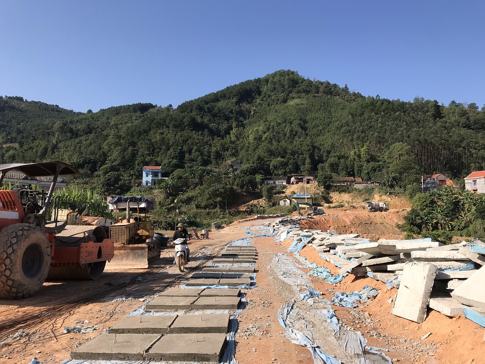 Những con đường NTM dẫn từ thị trấn Bình Liêu đến xã Lục Hồn đang được người dân đồng lòng sửa sang, xây mới. 