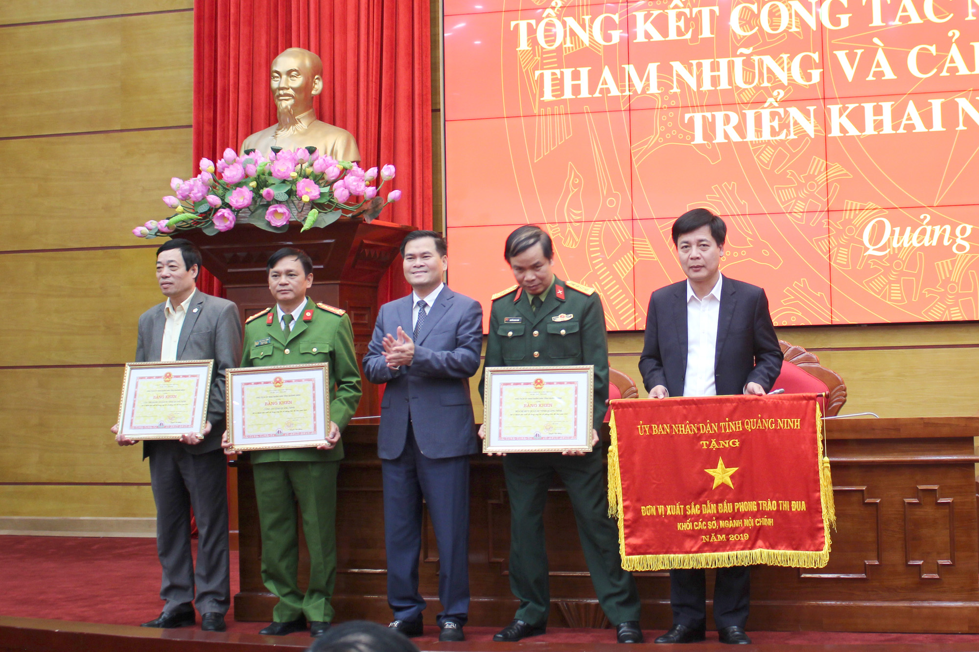 Thay mặt Chủ tịch UBND tỉnh, đồng chí Bùi Văn Khắng, Phó Chủ tịch UBND tỉnh, trao Cờ thi đua và Bằng khen cho 4 tập thể xuất sắc.