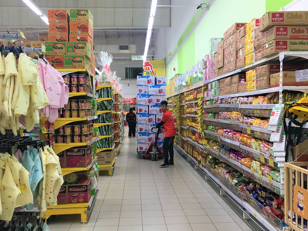 Hàng hóa liên tục được bổ sung tại siêu thị Big C Hạ Long.