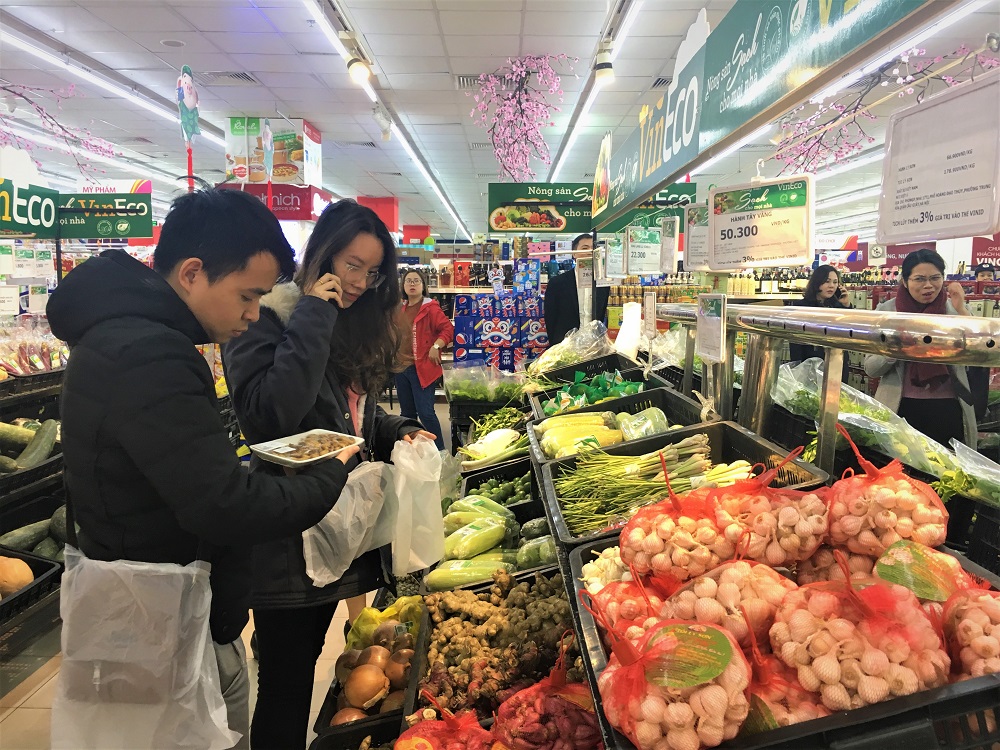 Người dân mua sắm tại siêu thị Vinmart Hạ Long.