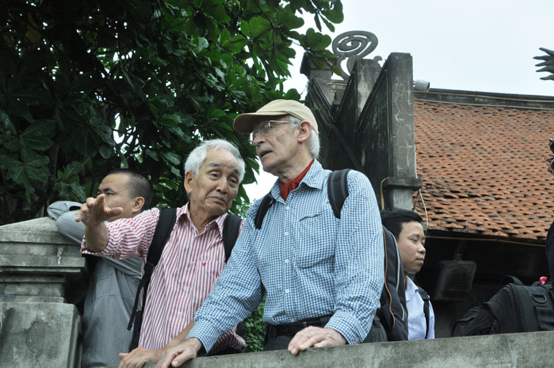 Kĩ sư Đỗ Thái Bình (bên trái) đang trao đổi với nhà hàng hải Tim Severin tại đền Độc Cước (Thanh Hóa) vào tháng 10 năm 2018. Ảnh: Nguyễn Văn Học