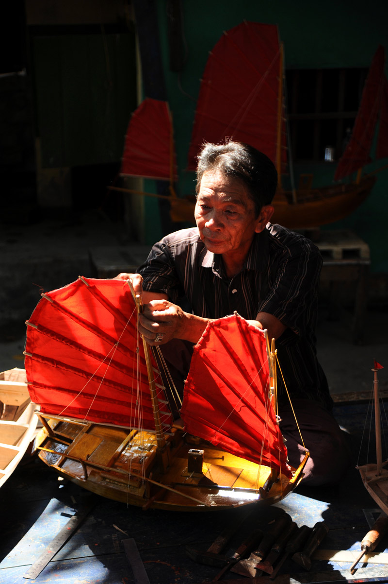Nghệ nhân đóng thuyền truyền thống của thị xã Quảng Yên - ông Lê Đức Chắn bên mô hình thuyền cánh dơi Hạ Long. 