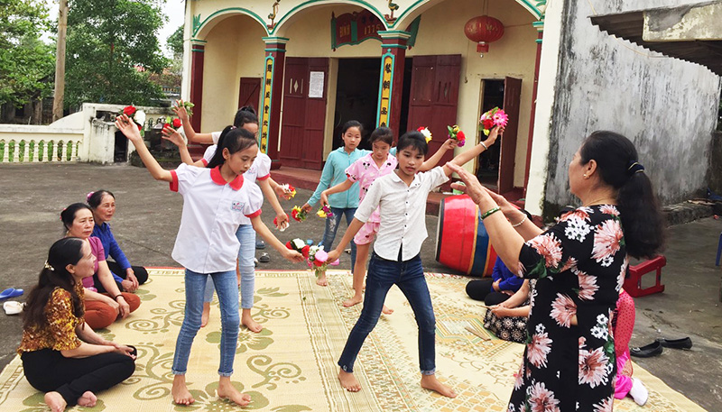 CLB hát nhà tơ xã Quảng Nghĩa (Móng Cái) truyền dạy hát nhà tơ cho thế hệ trẻ