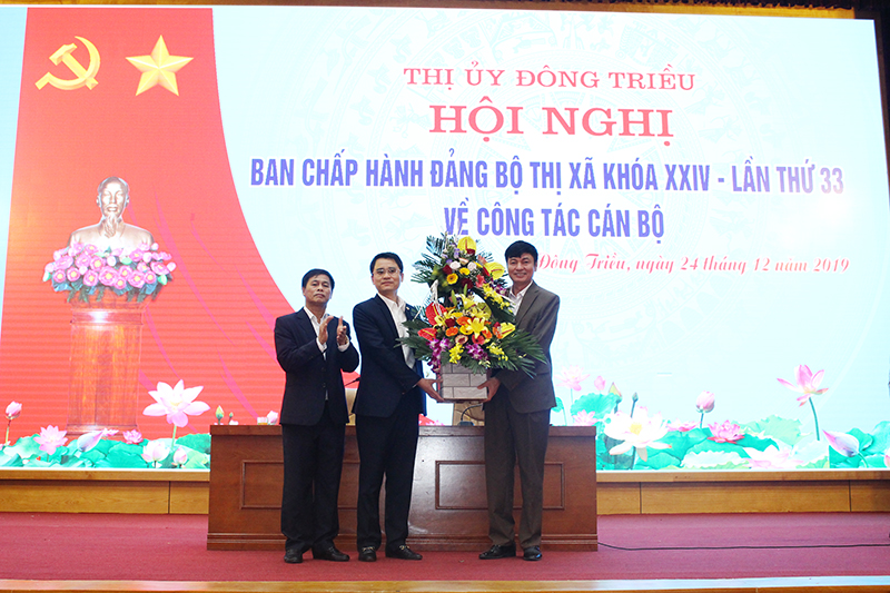Các đồng chí lãnh đạo TX Đông Triều tặng hoa chúc mừng đồng chí Nguyễn Ngọc Bằng, Phó Bí thư Thị ủy.