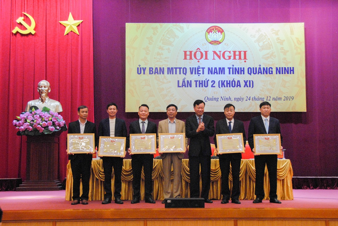 Các tập thể, cá nhân có thành tích xuất sắc được nhận bằng khen của Trung ương Ủy ban MTTQ Việt Nam.