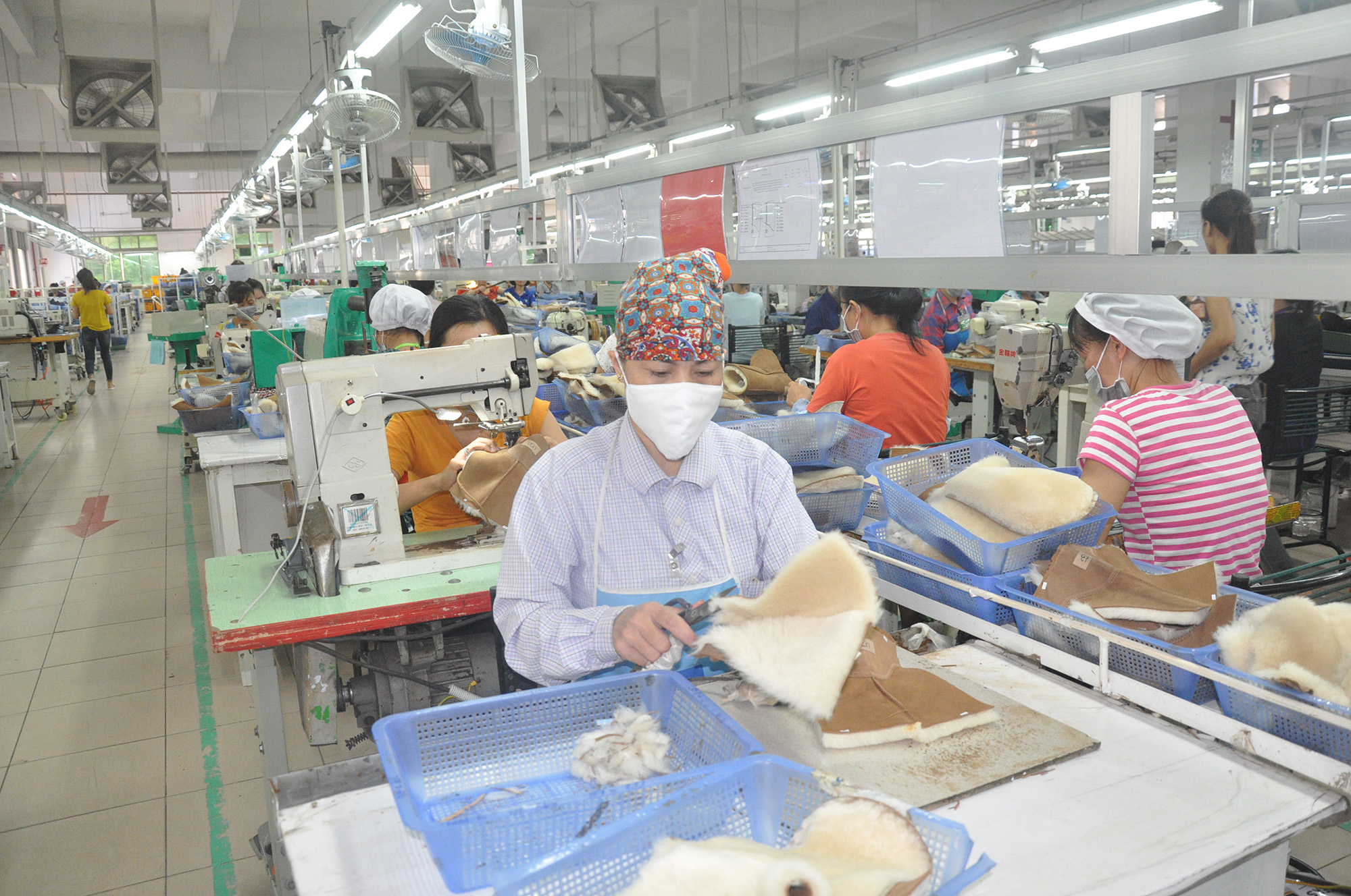 Sản xuất giầy da tại Công ty TNHH Sao Vàng chi nhánh Uông Bí.