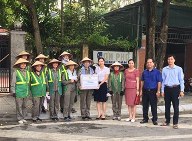 Lãnh đạo LĐLĐ TP Uông Bí tặng quà công nhân Công ty CP Môi trường và công trình đô thị Uông Bí dịp Tháng Công nhân 2019.