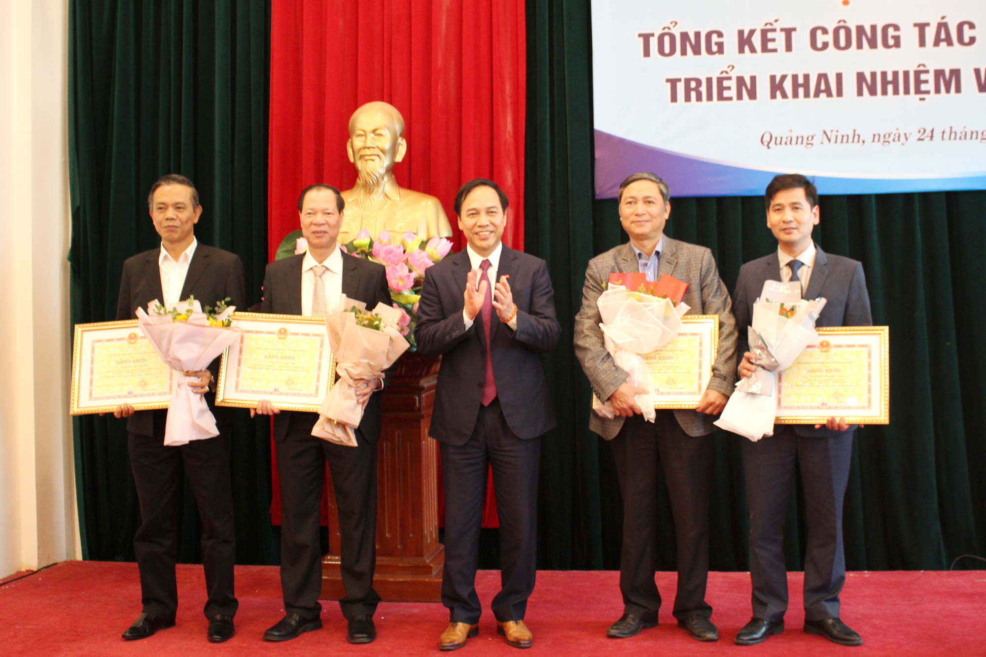 Đồng chí Đặng Huy Hậu, Phó Chủ tịch Thường trực UBND tỉnh, trao Bằng khen của Chủ tịch UBND tỉnh cho các cá nhân có thành tích xuất sắc.