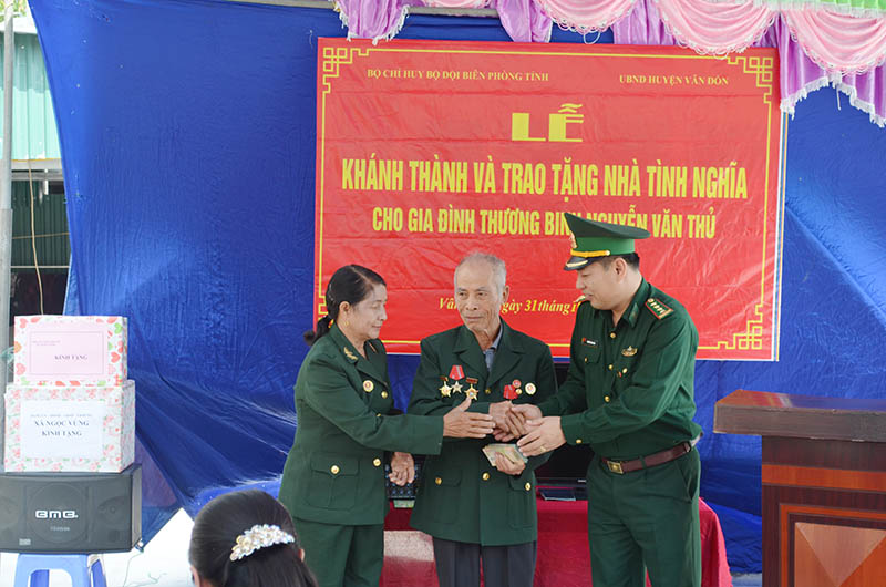 Đại tá Nguyễn Thanh Hải, Chính ủy BĐBP tỉnh Quảng Ninh trao nhà tình nghĩa cho gia đình thương binh