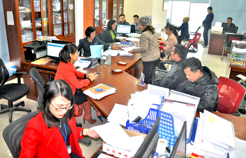 Giải quyết các thủ tục liên quan đến BHXH, BHYT tại Trung tâm hành chính công thành phố Hạ Long. Ảnh: Thu Nguyệt