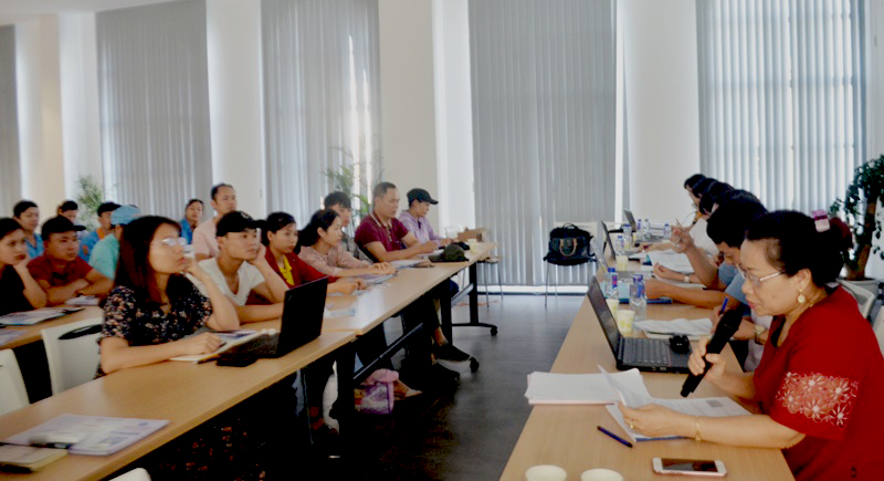 Đối thoại chính sách BHXH giữa BHXH tỉnh với chủ doanh nghiệp và người lao động tại Công ty TNHH KHKT Texhong Ngân Hà, huyện Hải Hà. Ảnh Dương Trường.