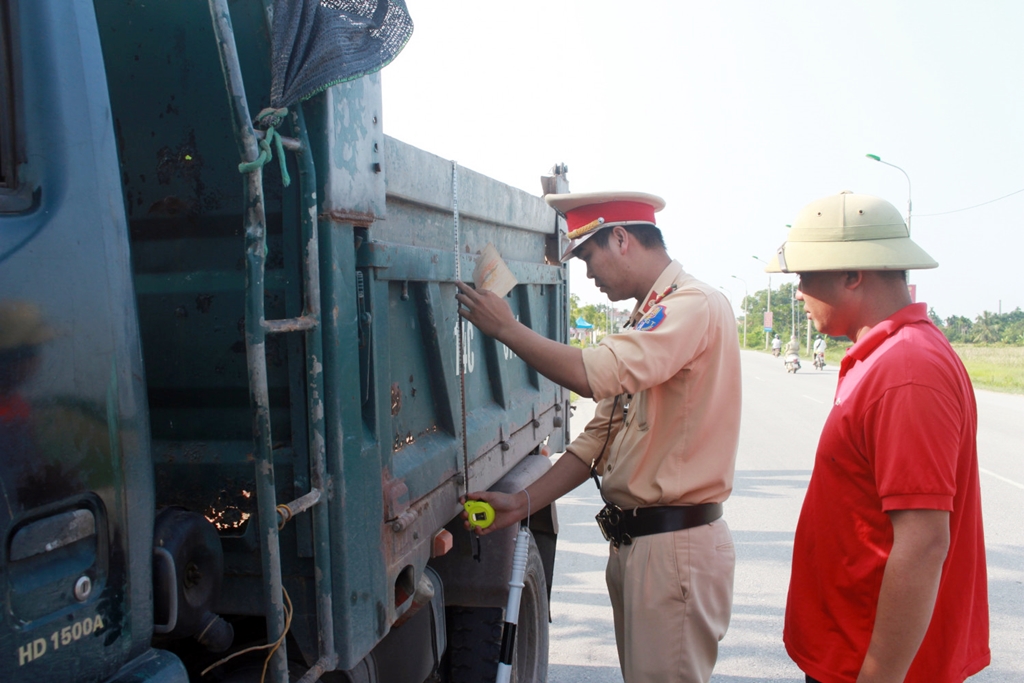  CSGT Công an TX Quảng Yên kiểm tra kích thước thành, thùng xe tải.