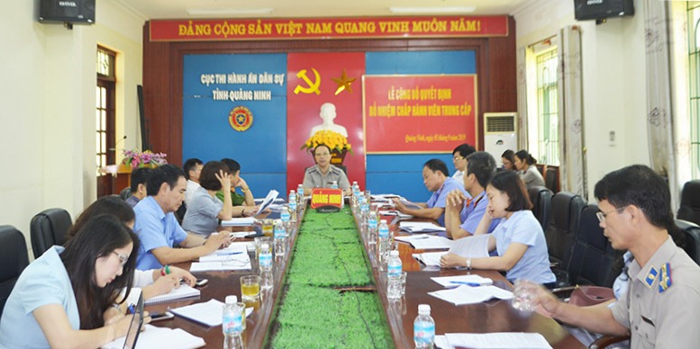 Các thành viên trong Ban chỉ đạo THADS tỉnh họp bàn cưỡng chế vụ việc trên địa bàn TP Cẩm Phả.