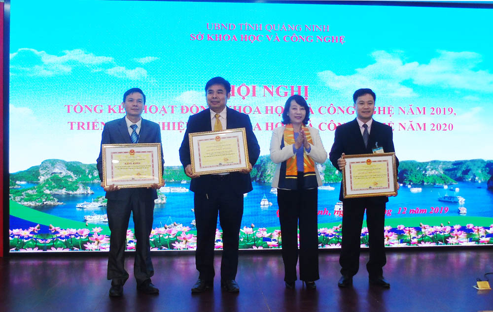 Đồng chí Vũ Thị Thu Thủy, Phó Chủ tịch UBND tỉnh trao bằng khen của UBND tỉnh cho các tập thể có thành tích xuất sắc trong hoạt động KH&CN năm 2019.