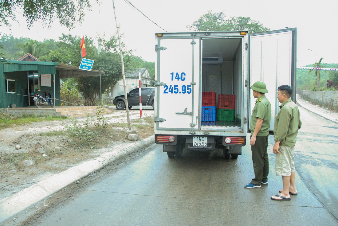 Trạm kiểm soát liên ngành Miếu Bòng (xã Thượng Yên Công, TP Uông Bí) kiểm tra xe qua trạm.