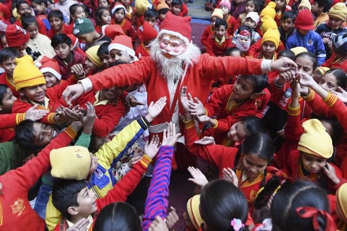 Trẻ em ở một trường học tại Amritsar, Ấn Độ háo hức nhận kẹo từ ông già Noel trong lễ mừng Giáng sinh hôm nay.