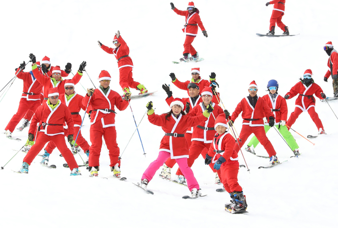 Khoảng 30 người Nhật cùng ăn vận như ông già Noel trượt tuyết ở công viên Hakodateyama, thành phố Takashima, tỉnh Shiga hôm 22/12. Năm nay lượng tuyết rơi tại đây không đủ nên đường trượt dài 300 mét được làm từ tuyết nhân tạo.