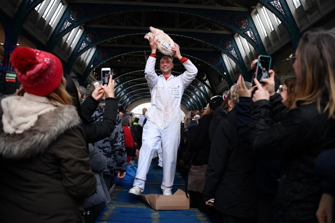 Không khí sôi động tại phiên đấu giá thịt truyền thống tiền Giáng sinh ở chợ Smithfield, thủ đô London, Anh hôm nay.