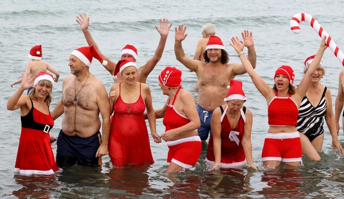 25 thành viên của câu lạc bộ bơi Rostocker Seehunde đi bơi theo truyền thống Giáng sinh ở biển Baltic, phía bắc nước Đức, bất chấp nhiệt độ nước biển chỉ 5,8 độ C.