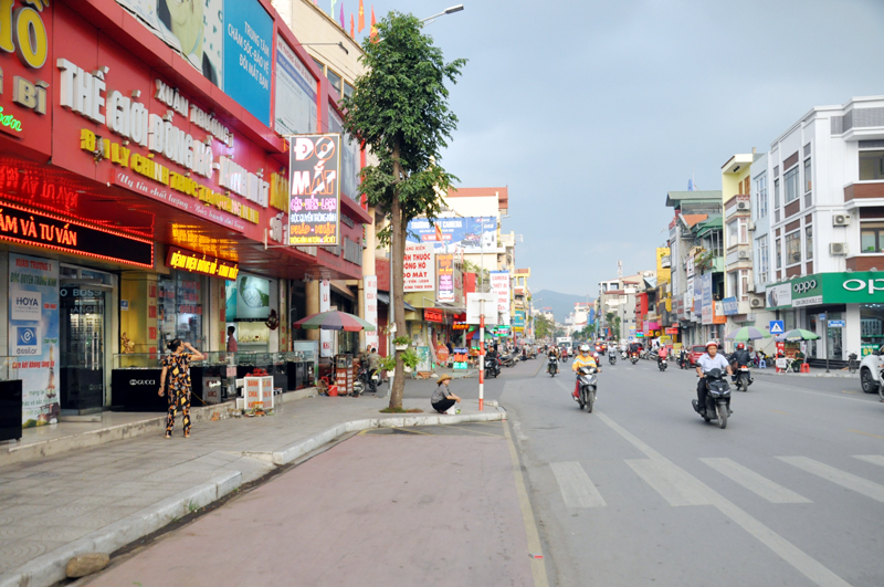 Tuyến đường trung tâm phường Quang Trung, TP Uông Bí được nâng cấp đảm bảo sáng, xanh, sạch, đẹp góp phần phát triển dịch vụ, thương mại. Ảnh: Quang Minh chụp ngày 22/11/2019