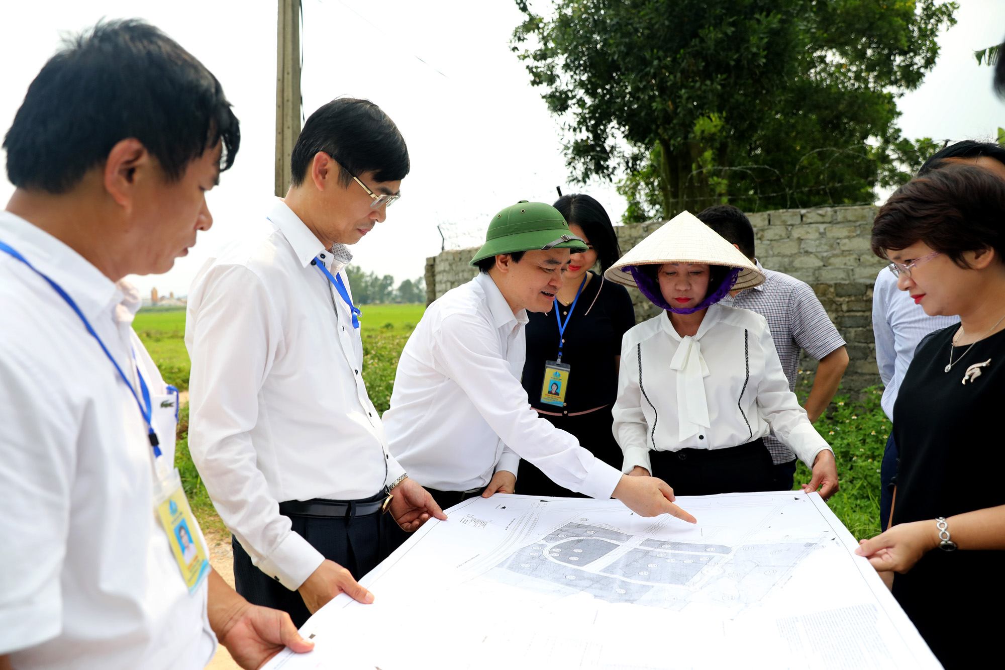 Bộ trưởng Bộ Giáo dục và Đào tạo thăm khu đô thị Chạp Khê (TP Uông Bí) phục vụ cho định hướng phát triển Đại học Hạ Long giai đoạn tới.