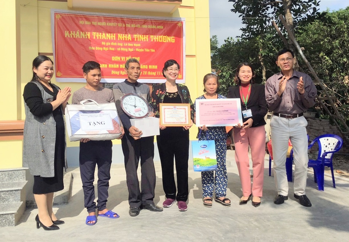 Lãnh đạo Hội Bảo trọ NKT-TMC tỉnh cùng các nhà hảo tâm trao tặng nhà tình thương cho gia đình ông Lê Duy Hạnh ở thôn Đông Ngũ Hoa, xã Đông Ngũ (huyện Tiên Yên) tháng 11/2019.