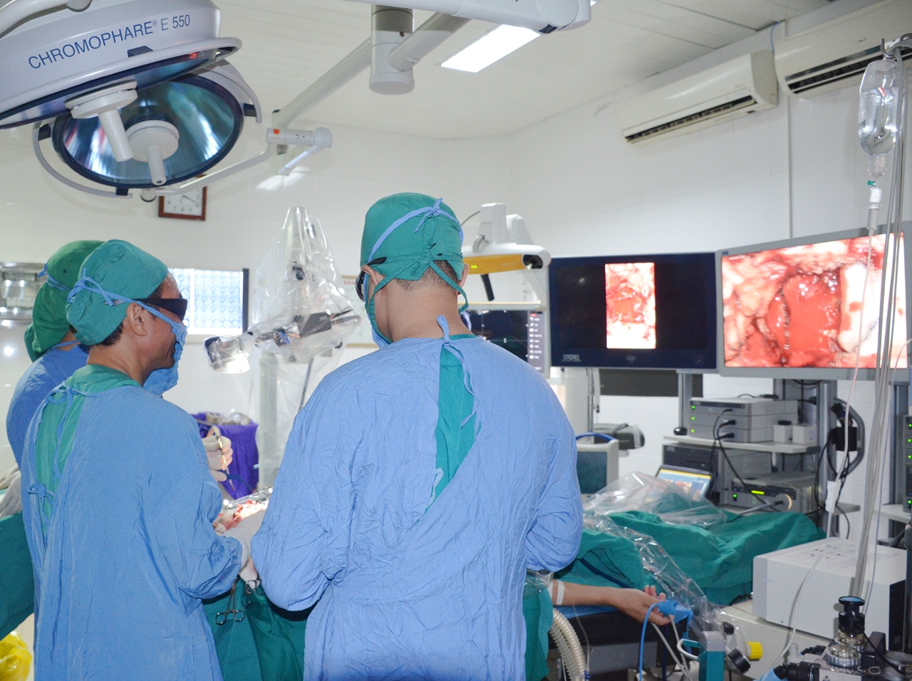  ứng dụng kính vi phẫu 3D phẫu thuật cho bệnh nhân bị u não