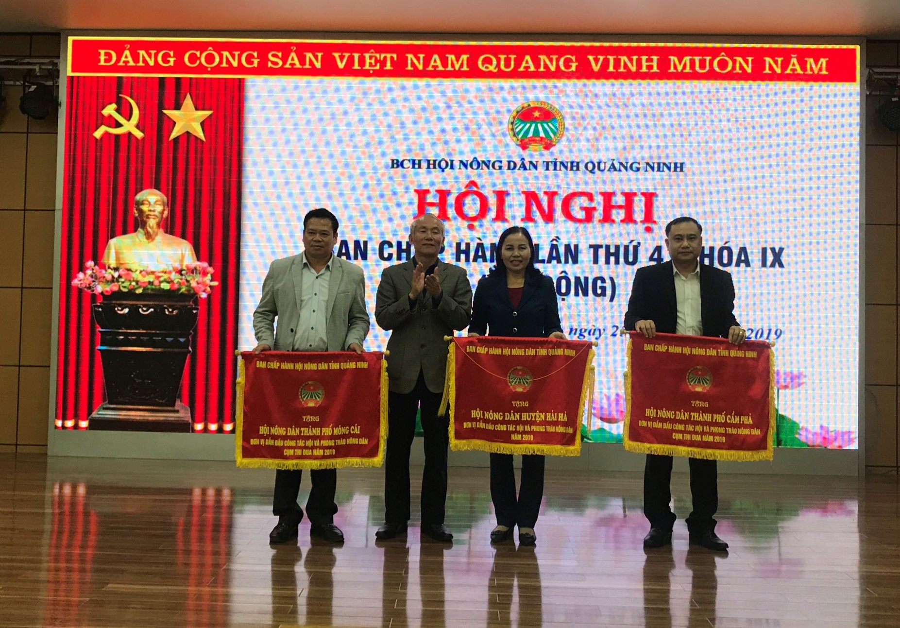 Đồng chí Đào Thanh Lưỡng, Chủ tịch HND tỉnh trao cờ thi đua dẫn đầu công tác Hội và phong trào nông dân năm 2019 cho các tập thể.