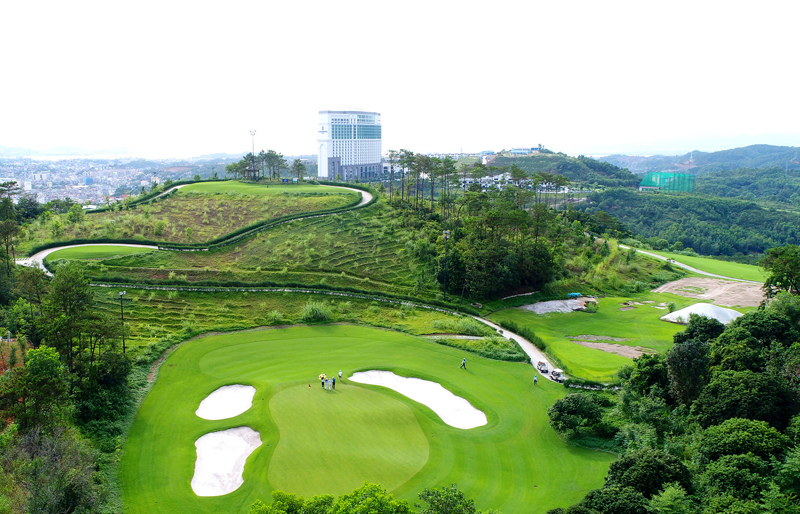 Quần thể nghỉ dưỡng và sân golf FLC tại TP Hạ Long hàng năm có rất đông du khách đến thăm, nghỉ dưỡng. Ảnh Khánh Giang