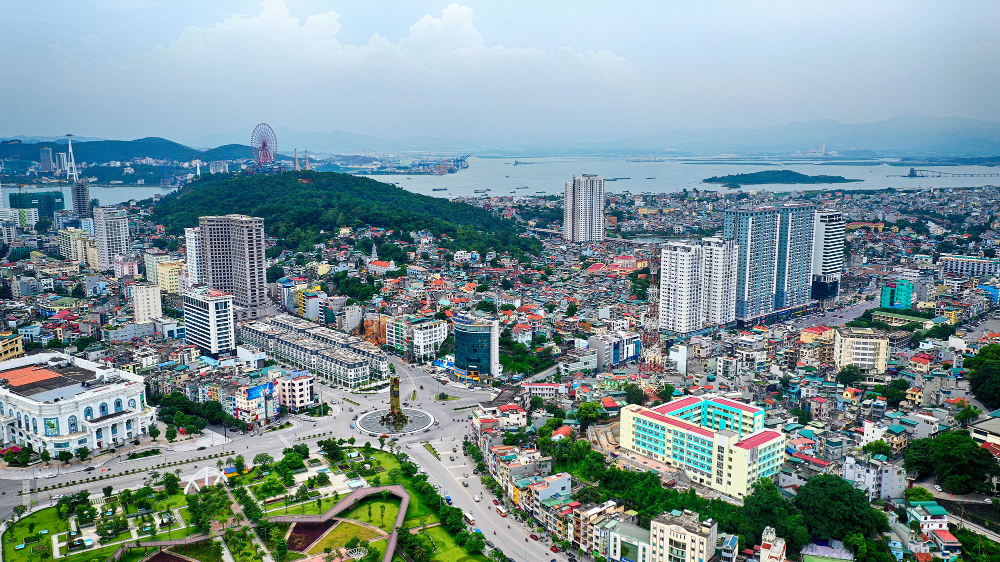 Nằm bên bờ Cửa Lục, TP Hạ Long đang chuyển mình trở thành đô thị hiện đại, sầm uất.