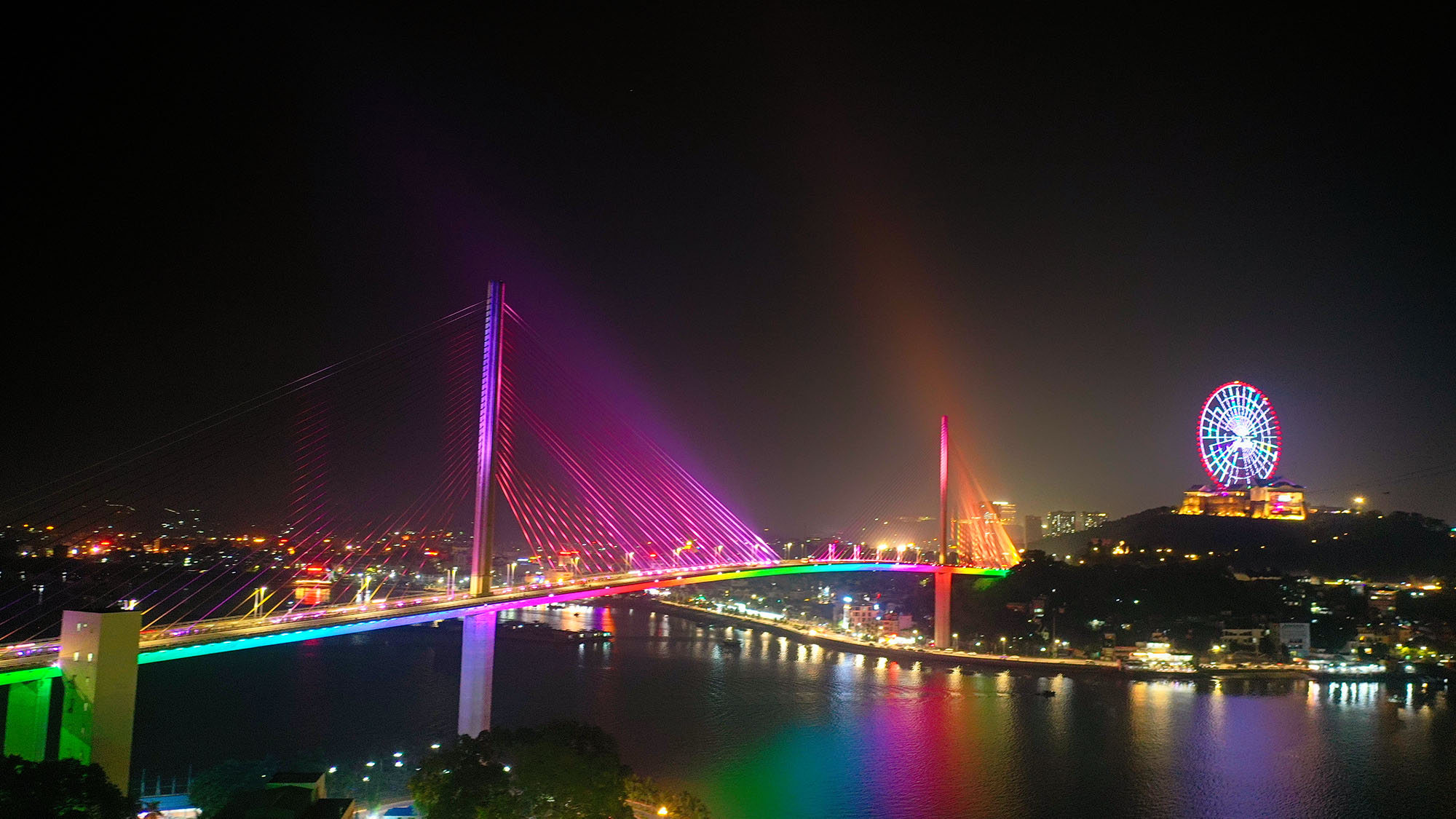 Cầu Bãi Cháy nối hai bờ sông Cửa Lục là một trong những cây cầu dây văng đẹp nhất cả nước