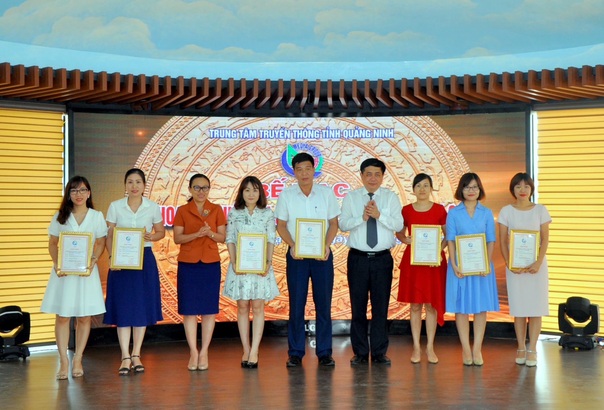 Đồng chí Mai Vũ Tuấn trao giải cho các tác giả đạt giải vàng Liên hoan nghiệp vụ báo chí Trung tâm Truyền thông tỉnh Quảng Ninh lần I năm 2019